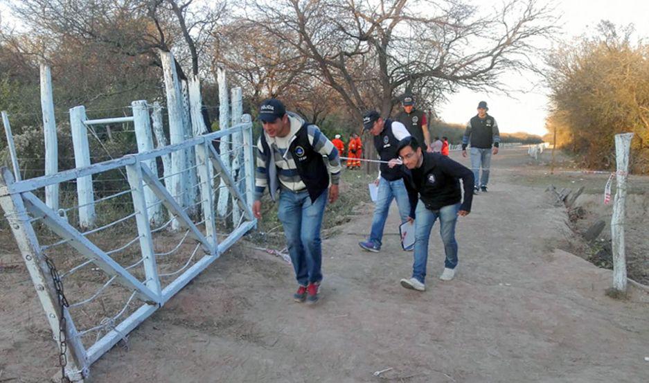 Rastrillajes con un detector de metales cuando crece el temor por la peor de las sospechas