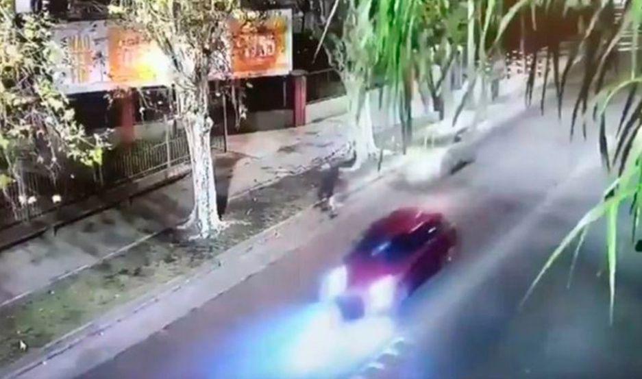 VIDEO  Atropelloacute un ciclista y en su fuga chocoacute a otro auto