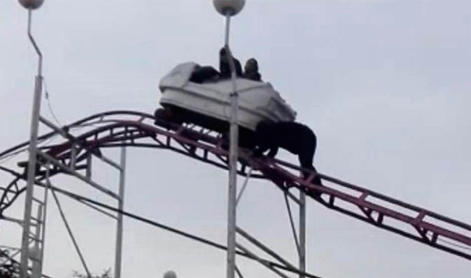 Ocurrió en La Pampa- una pareja quedó atrapada en una montaña rusa
