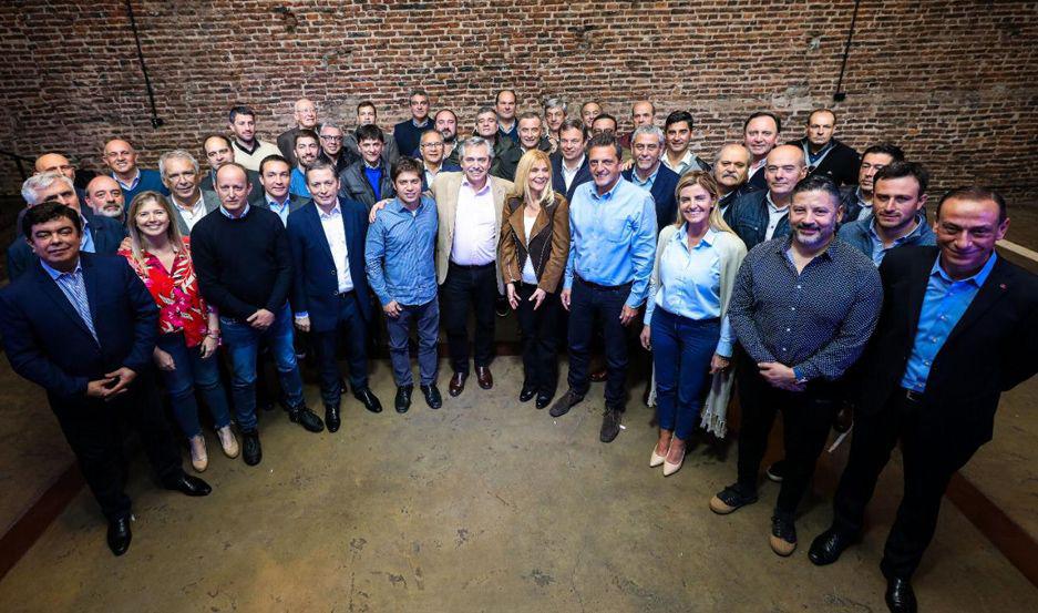Alberto Fernaacutendez y Axel Kicillof se reunieron con intendentes bonaerenses