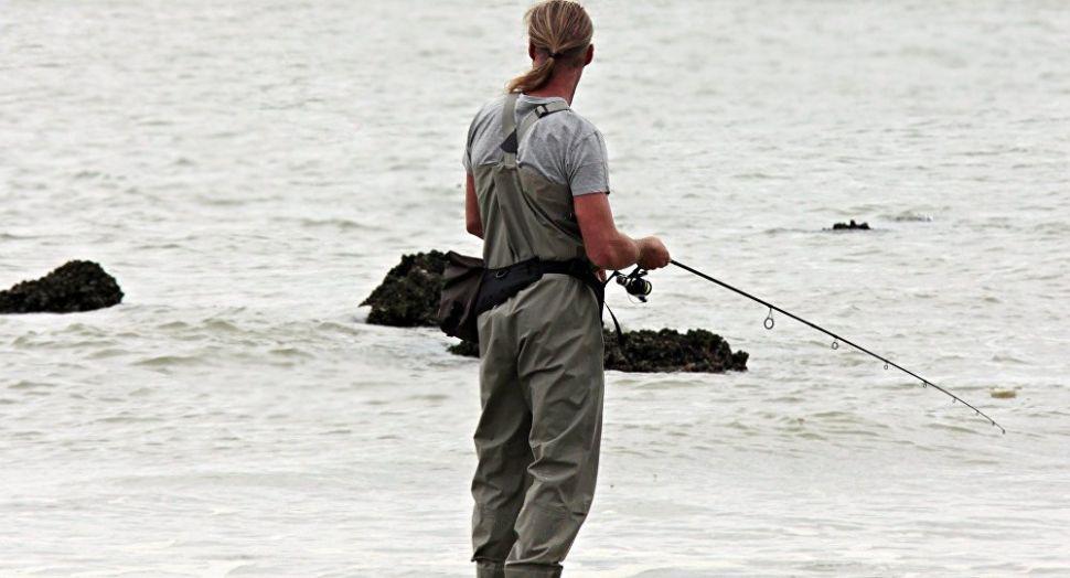 Pescador atrapa un pez sin saber que un depredador se habiacutea anticipado