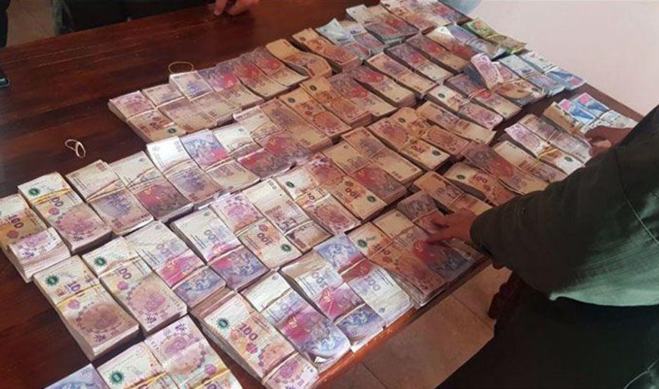 Gendarmeriacutea incautoacute casi un milloacuten de pesos ocultos en un camioacuten