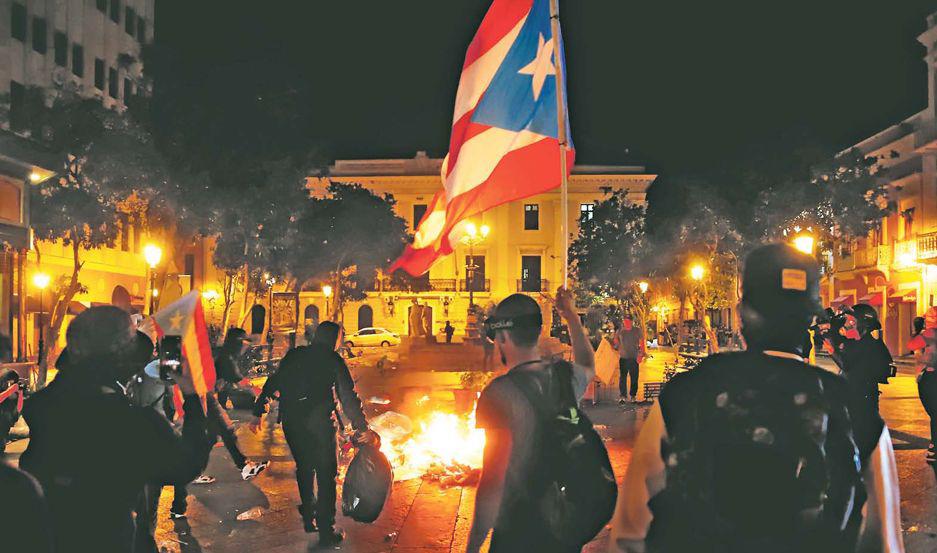 Una multitud exige la renuncia del gobernador de Puerto Rico