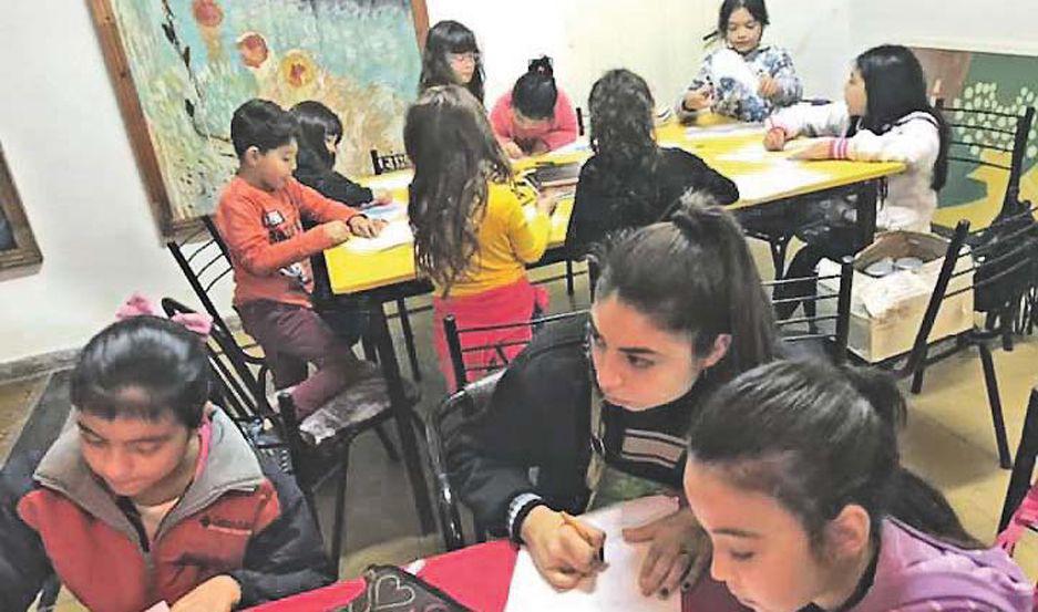 Nintildeos de distintos barrios termenses asisten a los talleres infantiles de arte