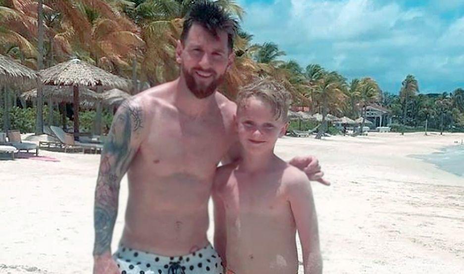 VIDEO Lionel Messi sorprendioacute a unos nintildeos y jugoacute un picadito con ellos