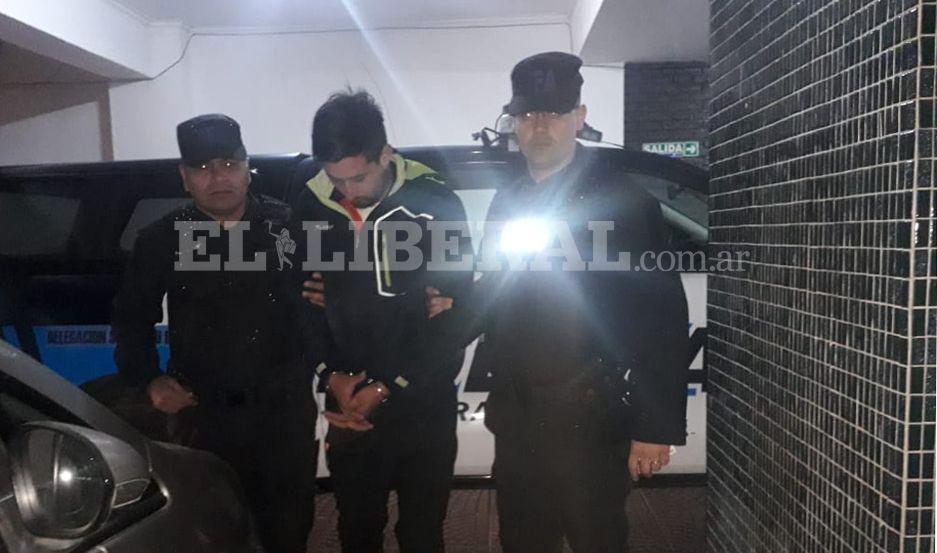 Detienen en pleno viaje a un joven golpeador que teniacutea pedido de captura