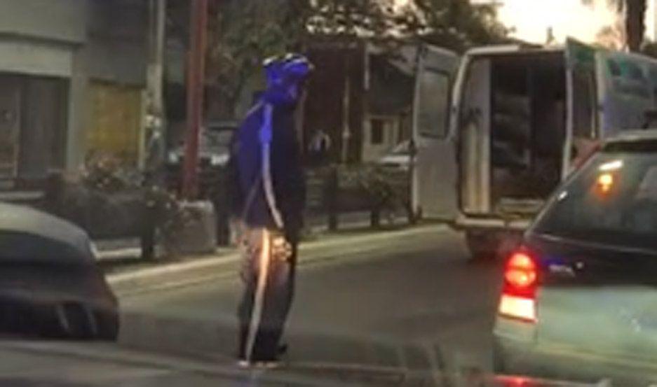 VIDEO  Dos automoacuteviles chocaron en Avda Belgrano