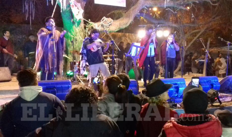 VIDEO La vigilia reuacutene a miles de santiaguentildeos y turistas