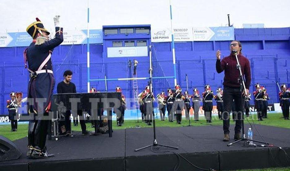 Diego Torres con el bandentildeo Santiago Alvarado cantaron el Himno Nacional