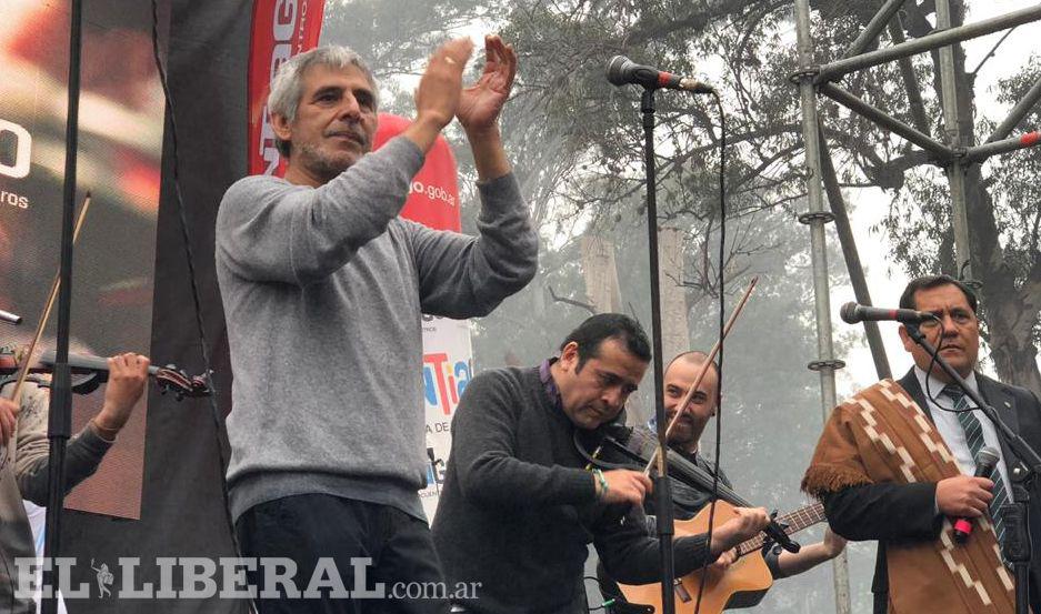 VIDEO Asiacute fue el show de Neacutestor Garnica y Peteco Carabajal