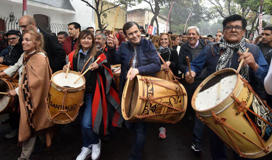 El gobernador Zamora participoacute de la ldquoMarcha de los Bombosrdquo