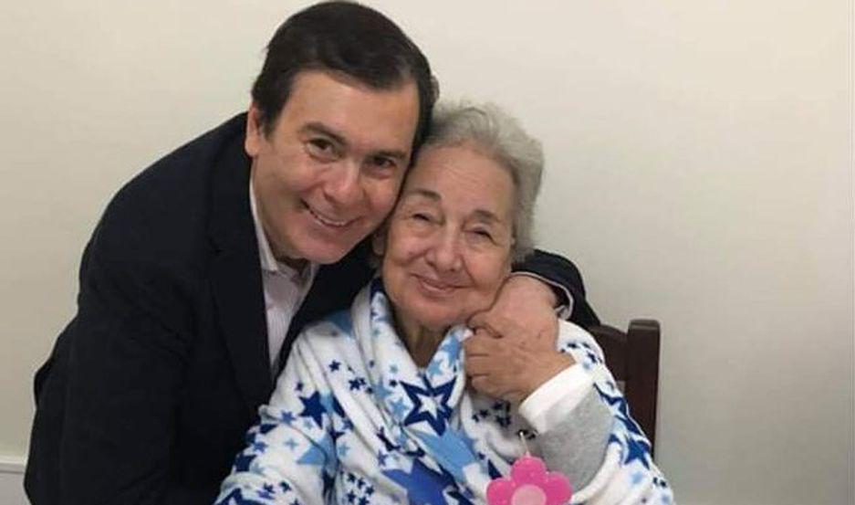 Velan los restos de la madre del gobernador y mantildeana seraacuten inhumados