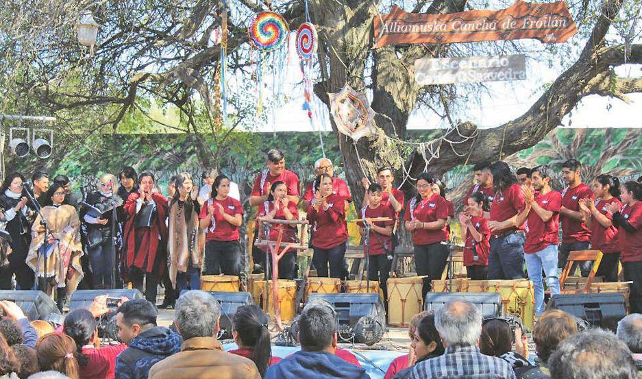 Delegacioacuten de Bandera Bajada se lucioacute al interpretar el Himno en quichua
