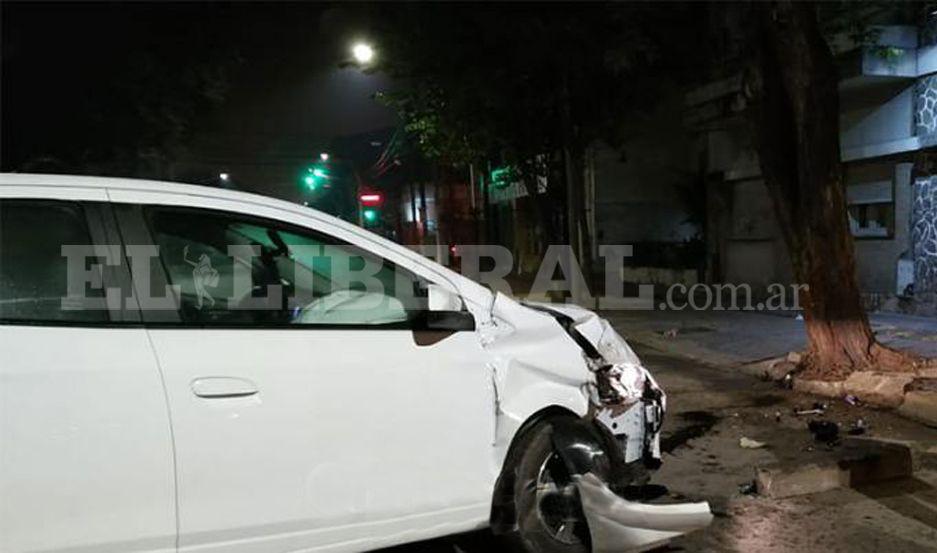 Perdioacute el control de su auto y terminoacute impactando contra un aacuterbol