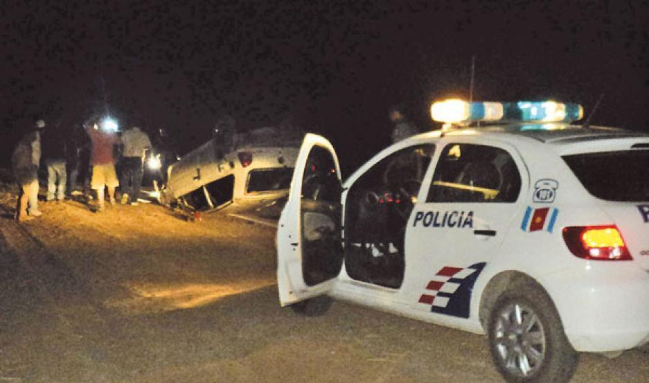 Violento vuelco en un camino vecinal de Pozo Grande