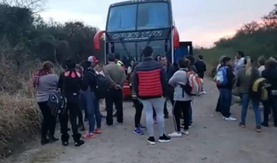 Interceptaron un colectivo maniataron a sus ocupantes y se llevaron millonaria suma