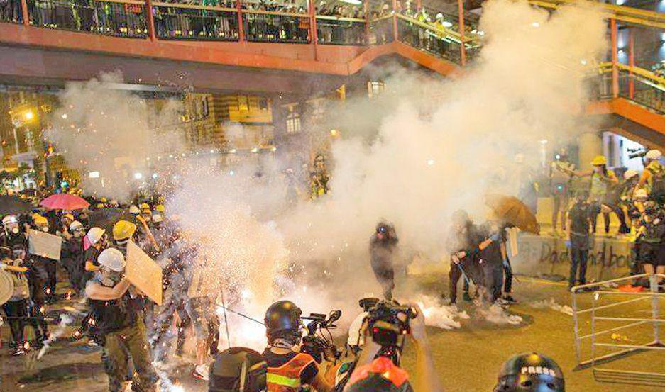 Manifestacioacuten masiva y paciacutefica termina en un caos en Hong Kong
