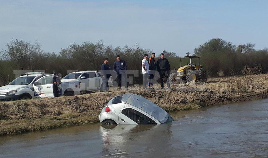 Hallan cuerpo sin vida dentro de un auto que habiacutea caiacutedo al agua