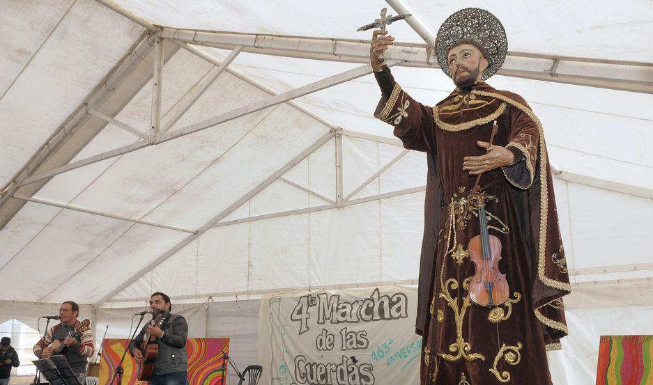 Folcloristas de Santiago rendiraacuten homenaje a San Francisco Solano