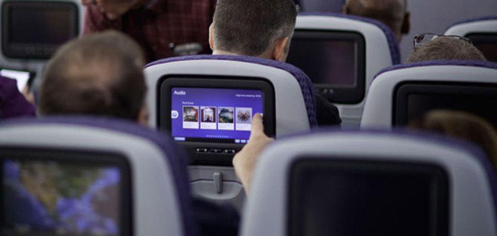 Un video demuestra que las pantallas de los aviones no son muy limpias