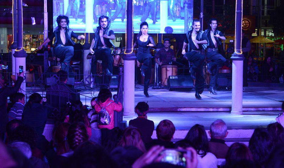 La plaza Libertad se convirtioacute en un gran patio santiaguentildeo con espectaacuteculos de danza