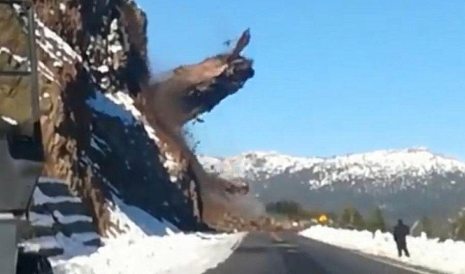VIDEO  Se derrumboacute parte de un cerro y Villa La Angostura quedoacute aislada