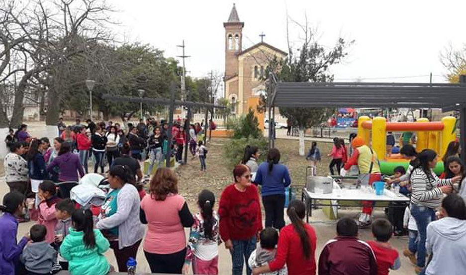 Una jornada solidaria para los nintildeos se desarrolloacute en la plaza San Martiacuten de Laprida