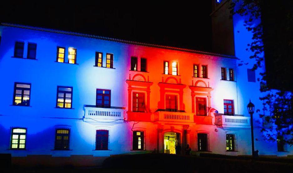 Casa de Gobierno se iluminoacute con los colores de la bandera santiaguentildea