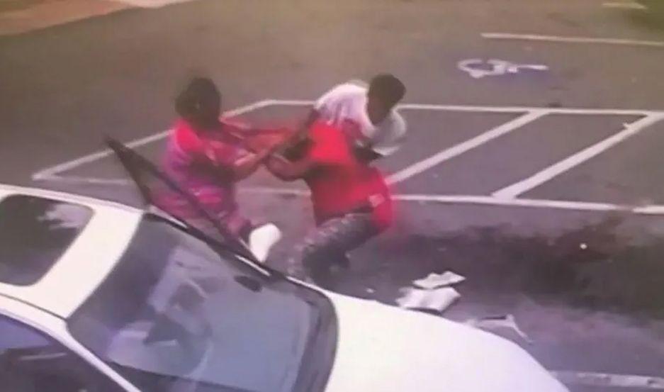 VIDEO  Una madre tiroacute a su bebeacute al piso para pelearse con otra y el nintildeo murioacute