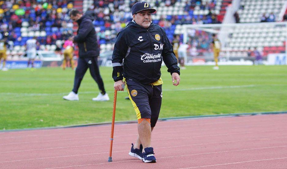 La rodilla de Maradona fue reemplazada por una proacutetesis y habloacute su traumatoacutelogo