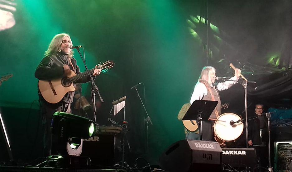 A pesar del friacuteo miles de santiaguentildeos disfrutan del Festival Madre de Ciudades