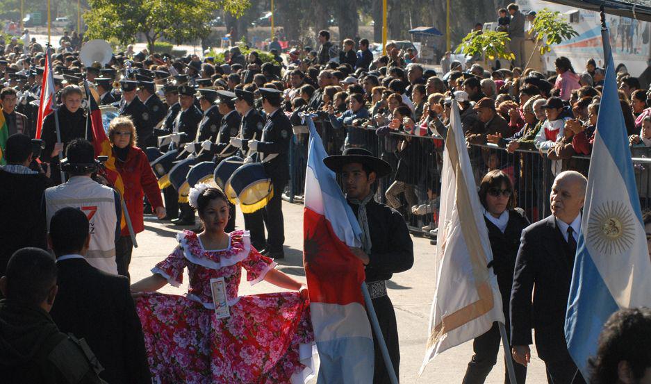 EN VIVO  Santiaguentildeos disfrutan el desfile ciacutevico militar en el Parque Aguirre