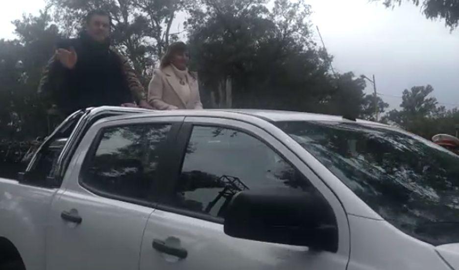 VIDEO Asiacute llegaban el gobernador y la intendenta al Desfile Ciacutevico Militar