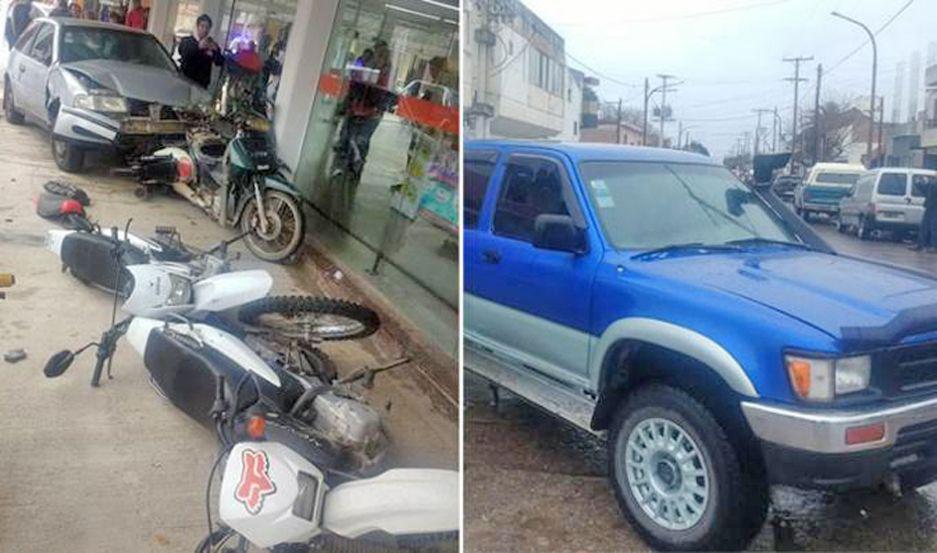 Violento choque de auto y camioneta arrasoacute con seis motos de empleados
