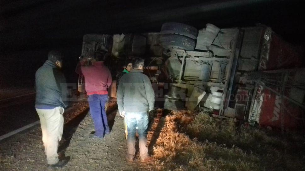 En motocicleta provocoacute el vuelco de un camioacuten chocoacute contra una camioneta y murioacute