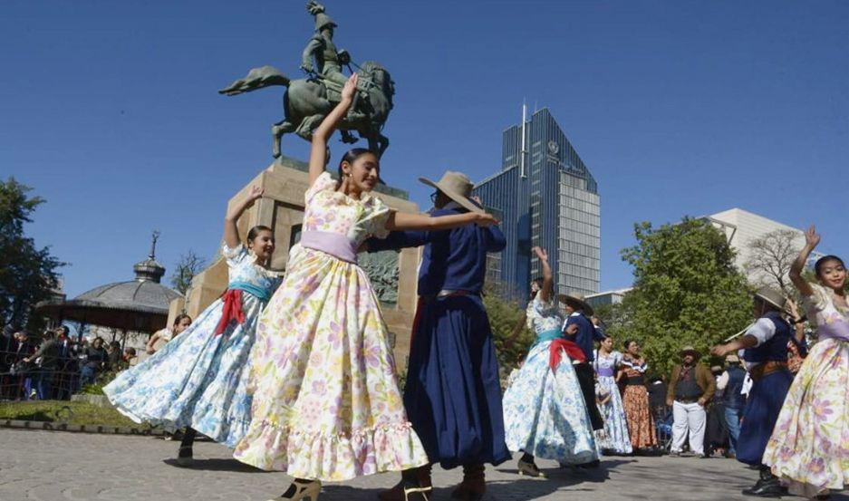 Las mejores fotos de El baile de mi tierra en Plaza Libertad