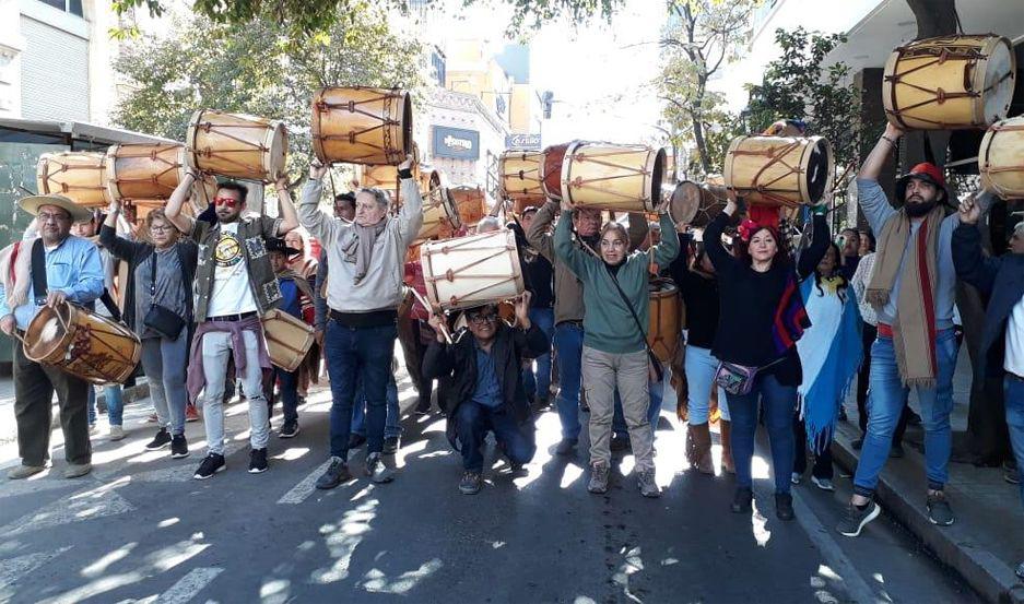 VIDEO Asiacute sonoacute la Marcha de los Bombos en Tucumaacuten