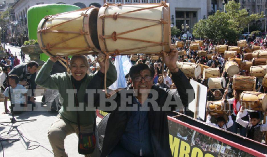 Imaacutegenes de la Marcha de los Bombos en Tucumaacuten