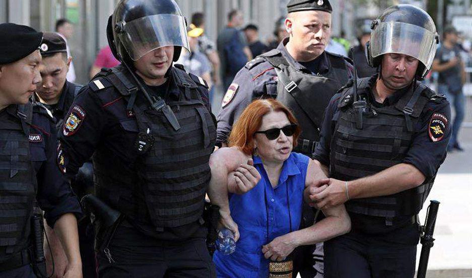 La UE condena el uso desproporcionado de la fuerza policial en Rusia