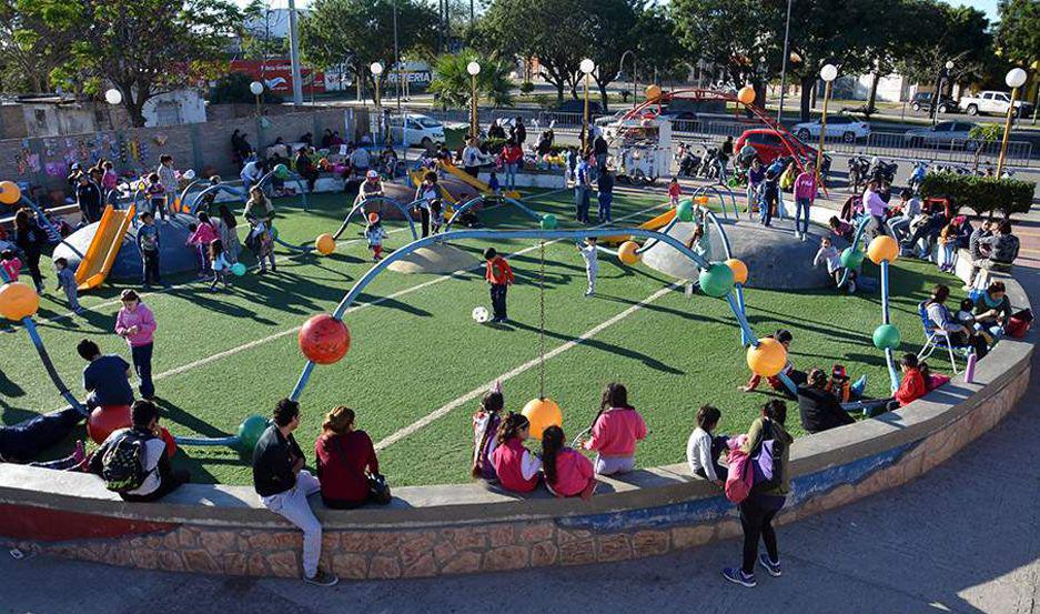 Cientos de nintildeos bandentildeos disfrutaron de una tarde de juegos animacioacuten peloteros muacutesica y danzas