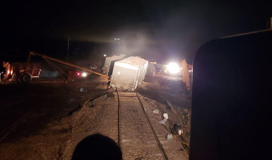Descarriloacute un tren cargado con soja volcoacute y perdioacute gran parte de su mercaderiacutea