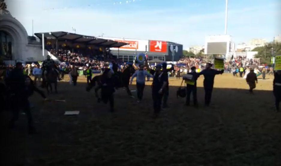 VIDEOS Activistas veganos irrumpieron en La Rural y fueron sacados a golpes y rebencazos