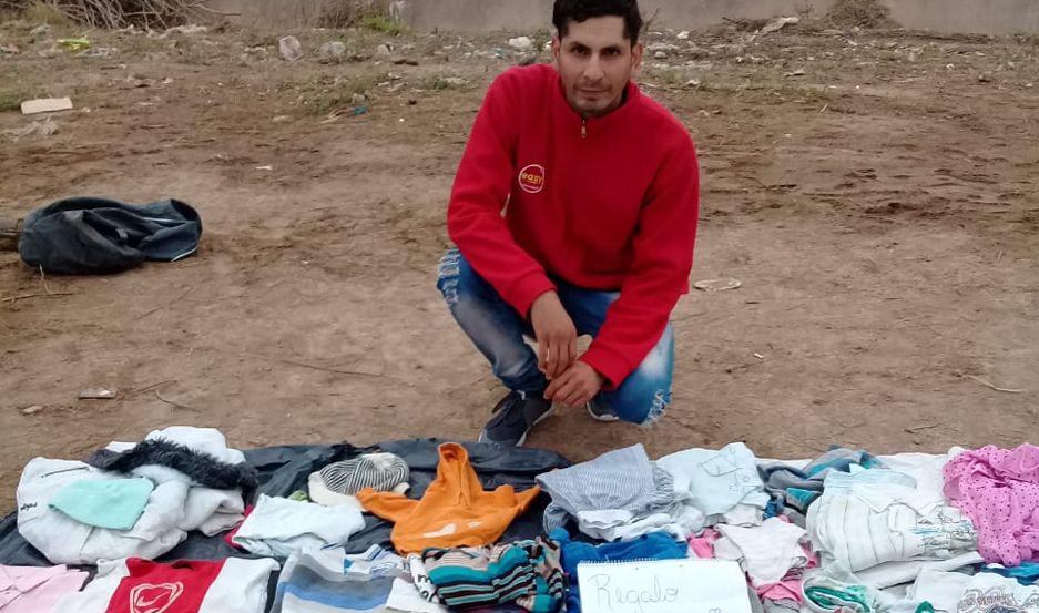 Una pareja regala ropa en la feria del barrio Siglo XIX e invita a la comunidad a donar prendas