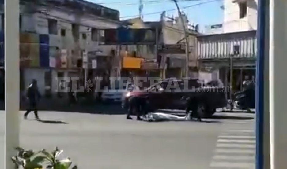 VIDEO  Se abrioacute la puerta de la Unidad Morguera y cayoacute un cuerpo en pleno centro capitalino