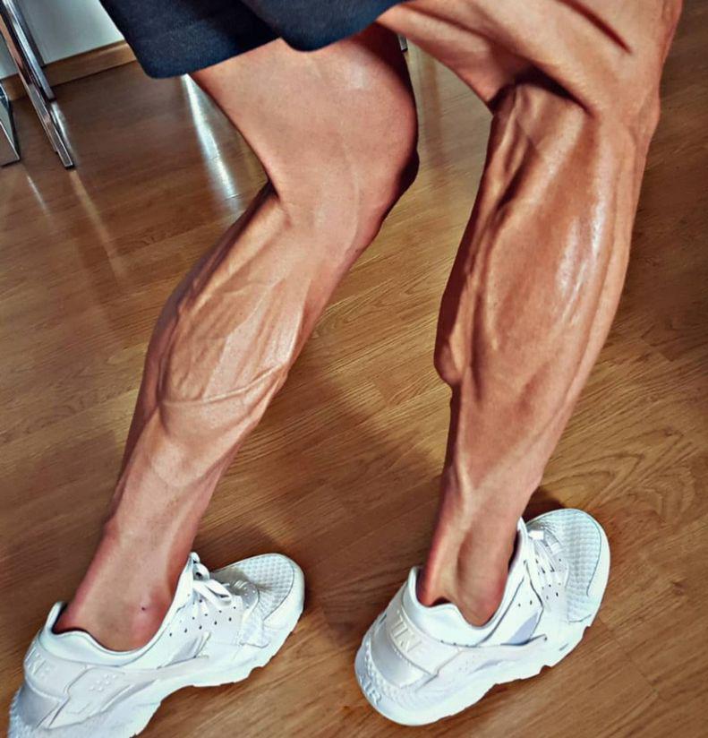 Las espeluznantes pantorrillas de un ciclista profesional