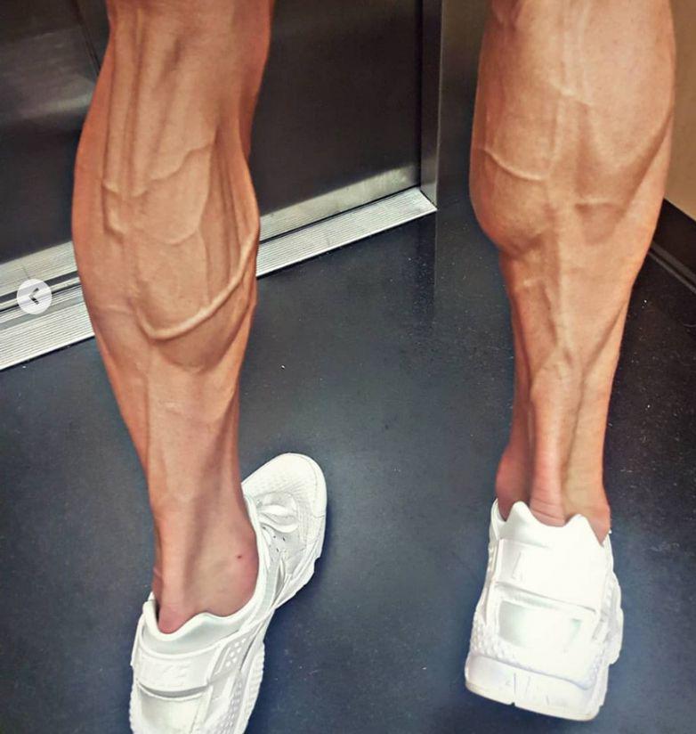 Las espeluznantes pantorrillas de un ciclista profesional