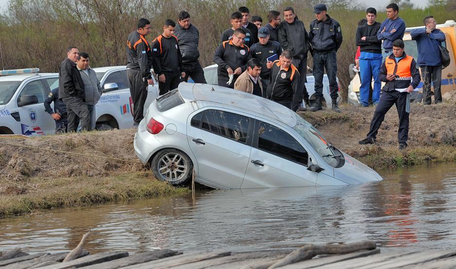 Pediraacuten la detencioacuten por 15 diacuteas del conductor del auto que cayoacute al canal y su amigo murioacute ahogado