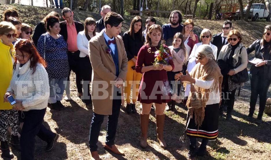 VIDEO Una historia de amor distinta con una ceremonia originaria a orillas del riacuteo