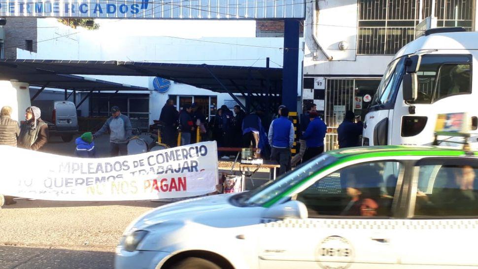 Empleados de Luque dieron marcha atraacutes y abrieron las sucursales pero otros siguen de paro