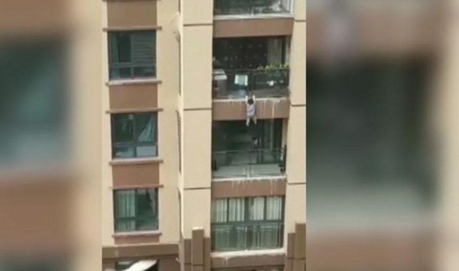 El menor logró ser salvado gracias a la inmediata reacción de los vecinos